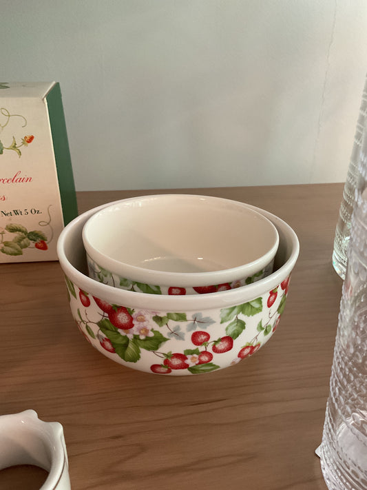 Vintage strawberry porcelain bowls (set of 2)